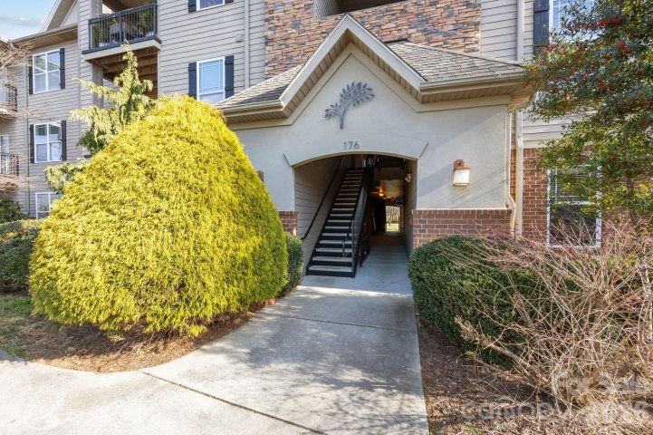 176 Brickton Village Circle pending home in Brickton Village, Fletcher, NC