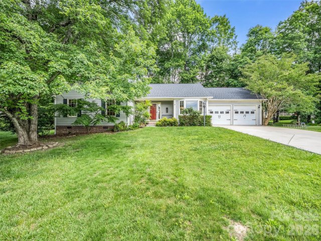 606 Woodberry Court pending home in Southchase, Fletcher, NC