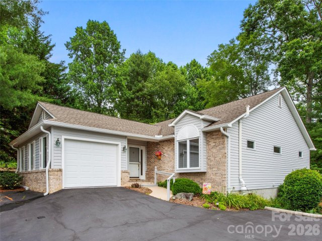 83 Laurel Ridge Place active home in Cummings Cove, Hendersonville, NC