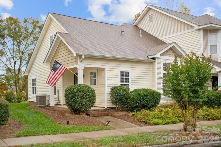 7926 Camden Hollow Road pending home in Townhomes At Birkdale Village, Huntersville, NC