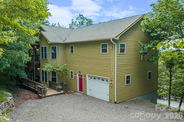 A home in Pinnacle Ridge, Beech Mountain