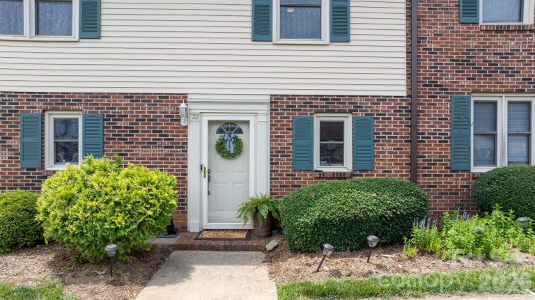 Homes in Tara Woods, Hickory