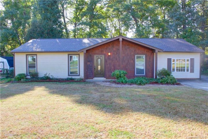 6410 Dwightware Boulevard sold home in Eastwoods, Charlotte, NC