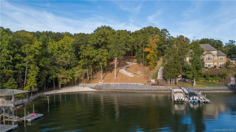 18304 Rosapenny Road sold home in Rosapenny Peninsula, Charlotte, NC