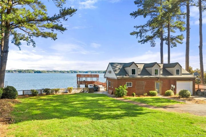 17028 Island View Drive sold home in Lake Norman Island, Cornelius, NC