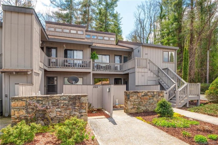 227 Juniper Lane sold home in Lakemoor Village, Hendersonville, NC