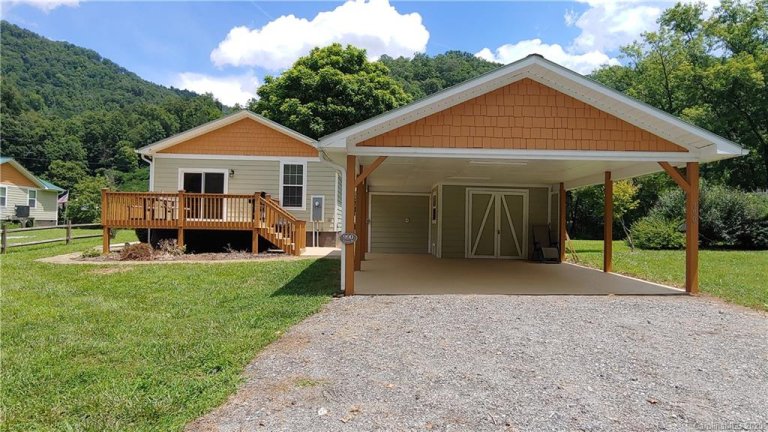 990 Hornet Drive sold home in Tuckasegee River Landing, Whittier, NC