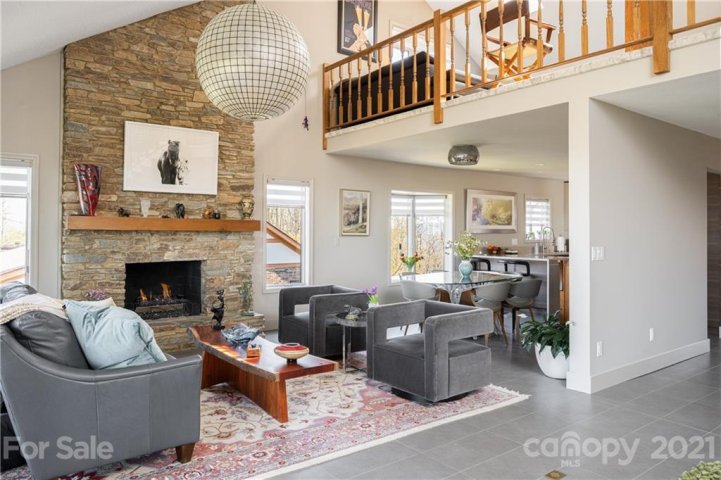 204 Fleetwood Plaza sold home in Fleetwood Plaza, Hendersonville, NC
