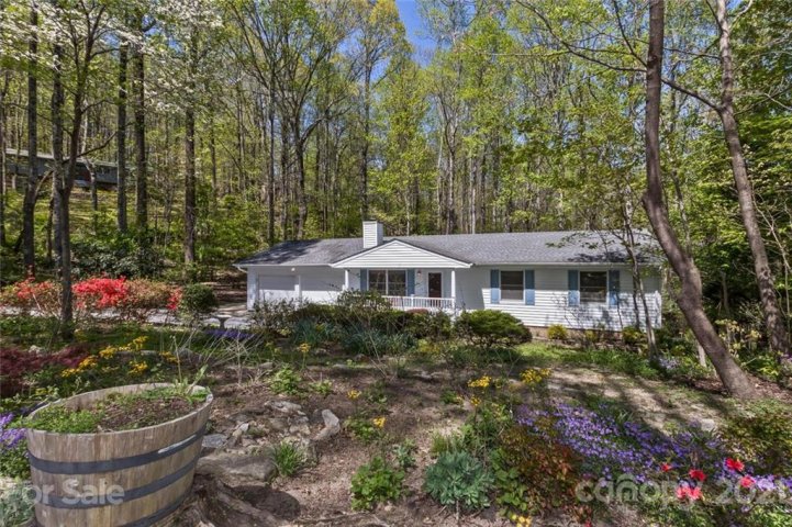 425 Sky Ridge Lane sold home in Sky Lake Estates, Hendersonville, NC