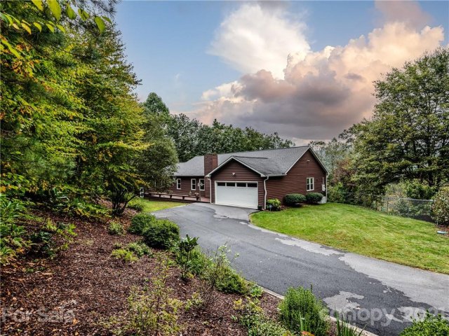 25 Lynnette Drive sold home in Rainbow Ridge, Fairview, NC