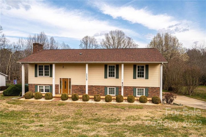 3239 15th Avenue sold home in Stoneridge, Conover, NC
