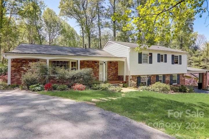 318 Woodland Trail sold home in Laurel Park Estates, Laurel Park, NC