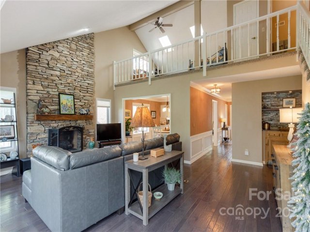905 Fleetwood Plaza sold home in Fleetwood Plaza, Hendersonville, NC