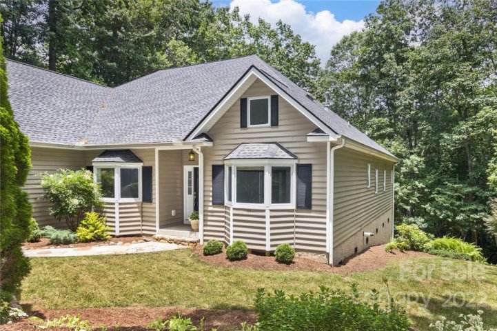 10 Cherokee Trail sold home in Sequoyah Hills, Fletcher, NC
