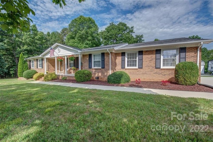 910 Honeysuckle Drive sold home in Oak Springs, Shelby, NC