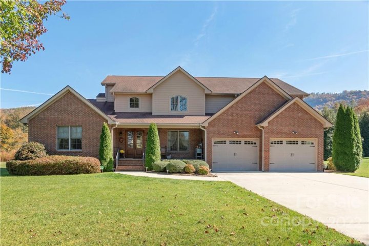 28 Sovereign Lane sold home in Monarch Estates, Fairview, NC
