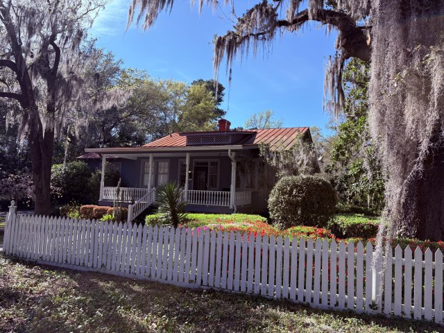 102 S Palmetto Street active home in Historic District, Summerville, SC