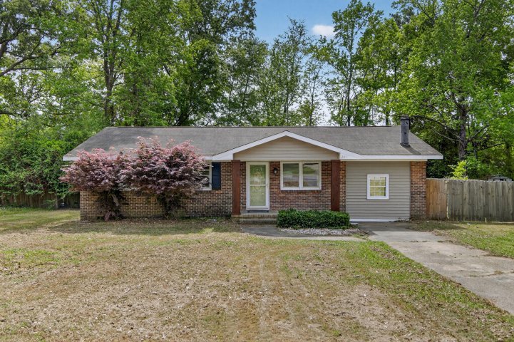 221 Forest Circle active home in Oakdale Estates, Summerville, SC