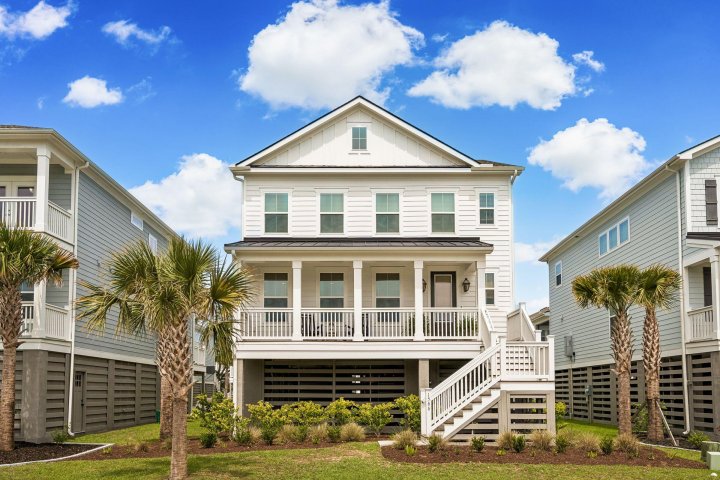 1566 N Lakeshore Drive active home in Liberty Hill Farm, Mount Pleasant, SC