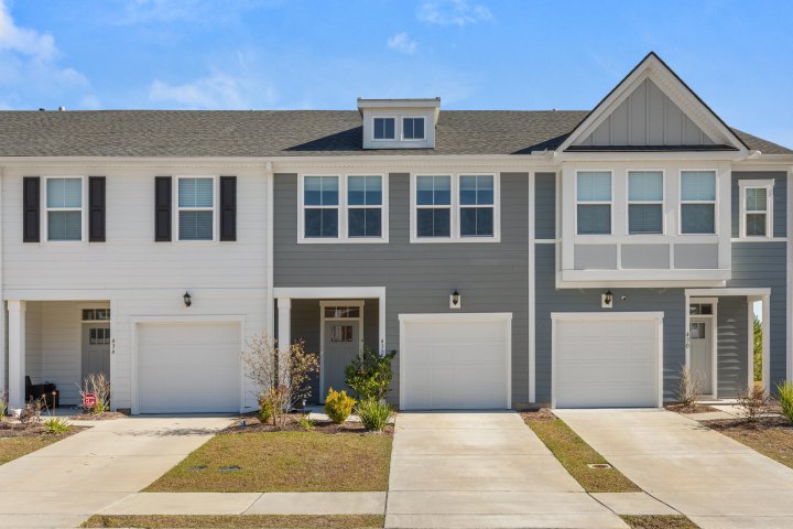 432 Trotters Lane active home in Foxbank Plantation, Moncks Corner, SC
