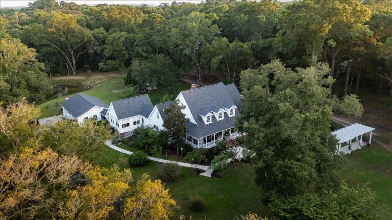 A home in Cherry Hill Plantation, Wadmalaw Island