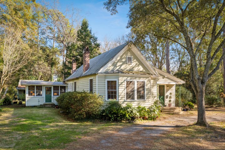 207 W Carolina Avenue active home in Historic District, Summerville, SC