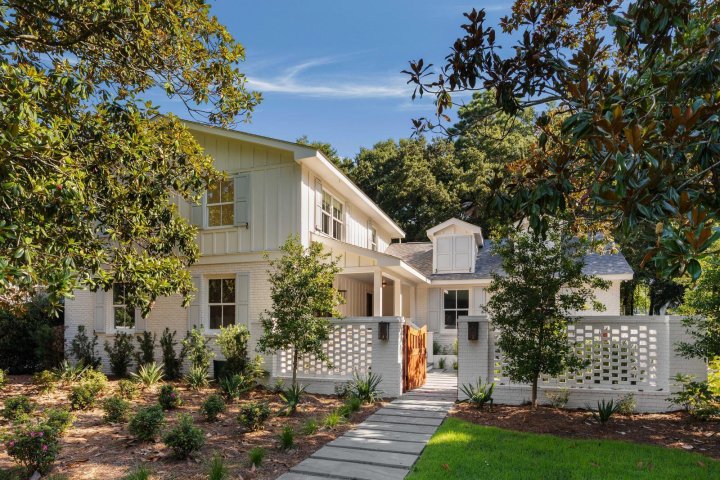 340 Molasses Lane active home in Hobcaw Point, Mount Pleasant, SC