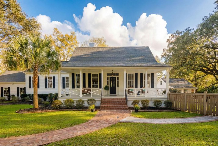 111 E Carolina Avenue active home in Historic District, Summerville, SC