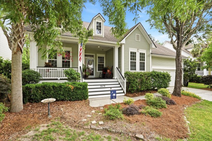 1678 William Hapton Way active home in Park West, Mount Pleasant, SC
