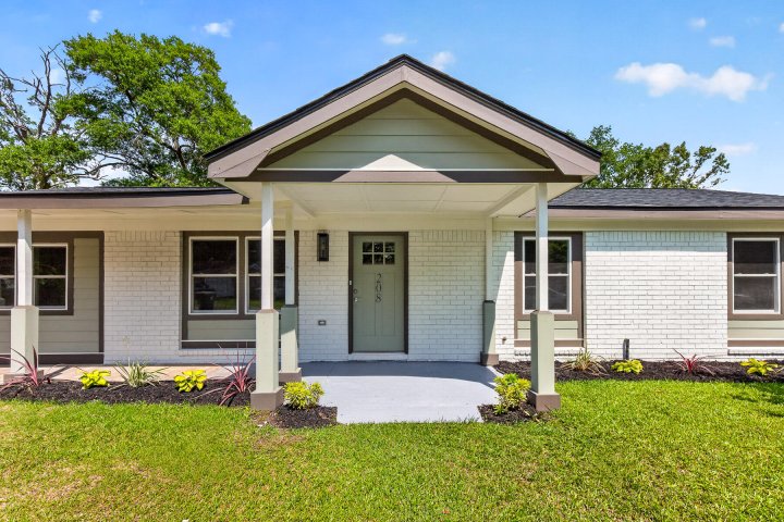 208 Mary Scott Drive active home in Beverly Hills, Goose Creek, SC