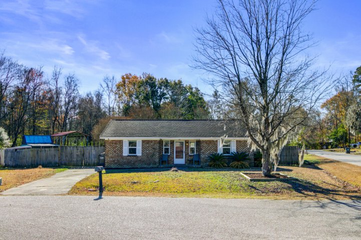 100 John Court active home in Greenhurst, Summerville, SC