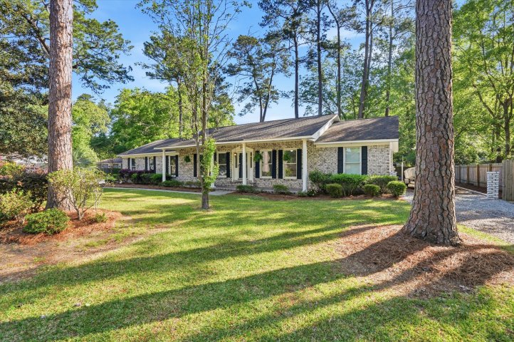 109 Beacon Hill Lane active home in Kings Grant, Summerville, SC