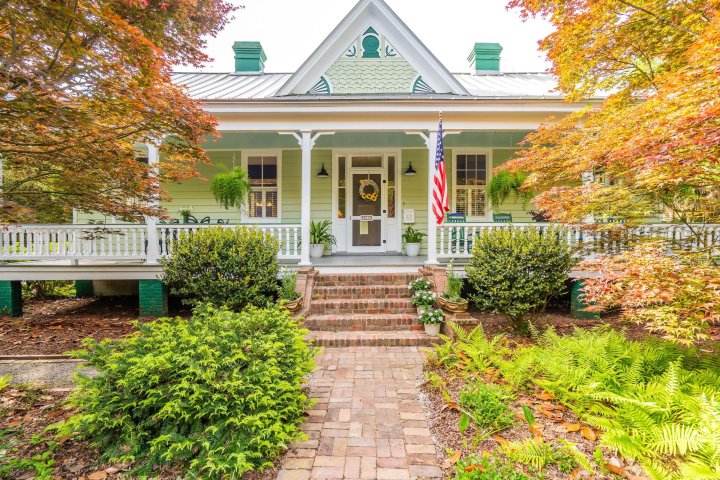 317 Sumter Avenue active home in Historic District, Summerville, SC