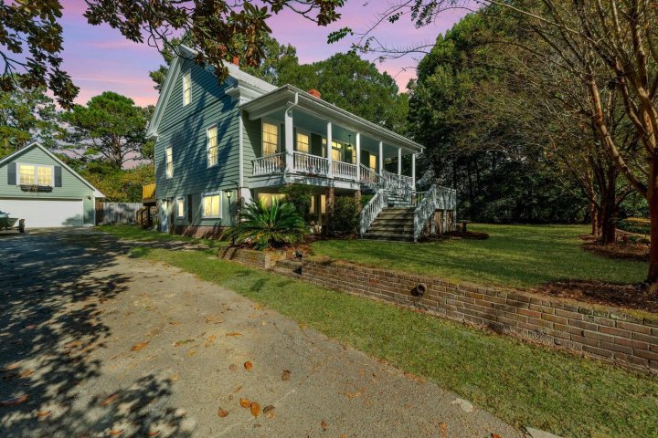 406 S Gum Street active home in Historic District, Summerville, SC