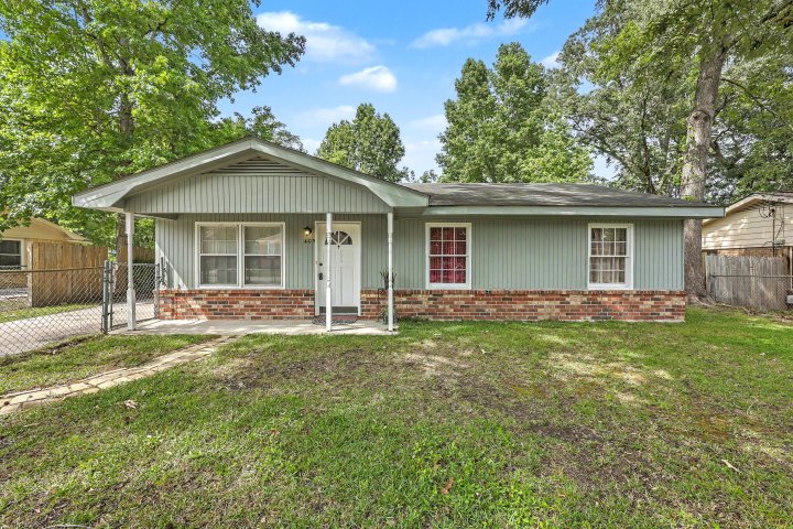 405 Madeline Drive active home in Boulder Bluff, Goose Creek, SC