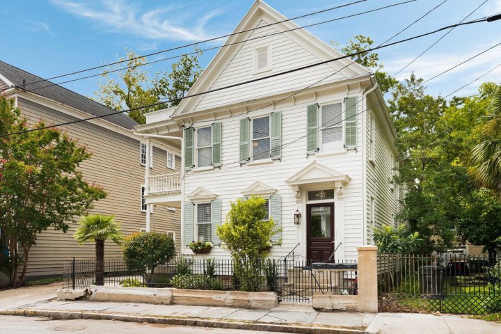 77 Pitt Street active home in Radcliffeborough, Charleston, SC