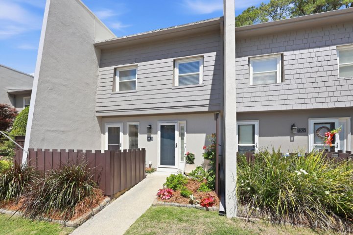 1004 Ventura Place active home in Snee Farm, Mount Pleasant, SC