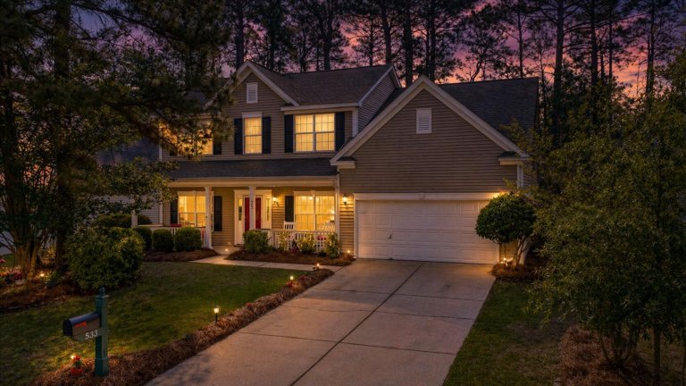 533 Pointe Of Oaks Road active home in Legend Oaks Plantation, Summerville, SC