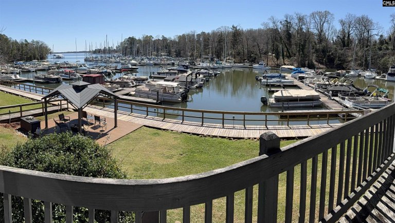 Homes in Yacht Cove, Columbia