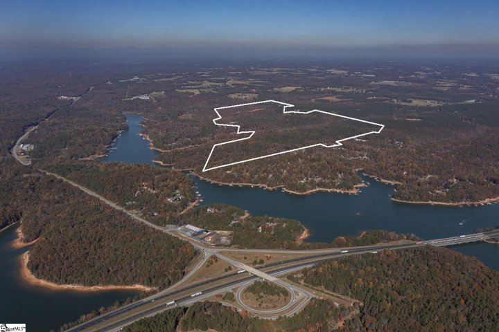 Fishers Cove Road active home in Lake Hartwell, Fair Play, SC