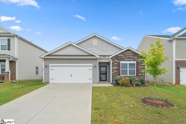 51 Oak Edge Lane active home in Brookside Farms, Greer, SC