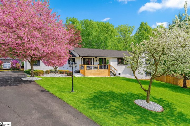 A home in Knollwood Heights, Mauldin