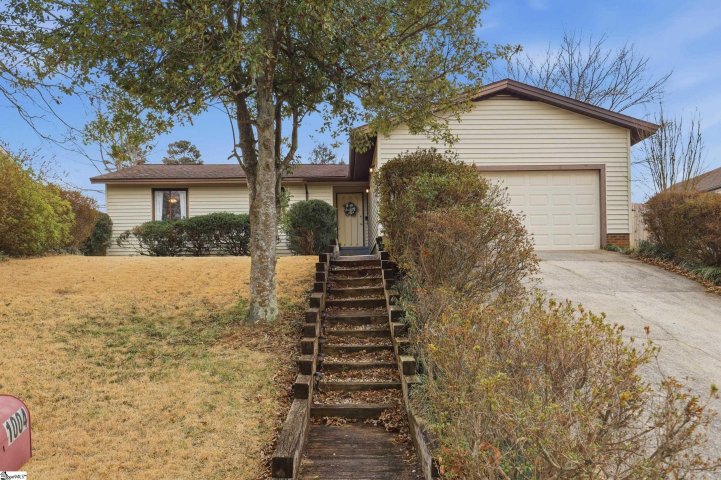 1004 Pine Oak Way active home in Peppertree, Taylors, SC