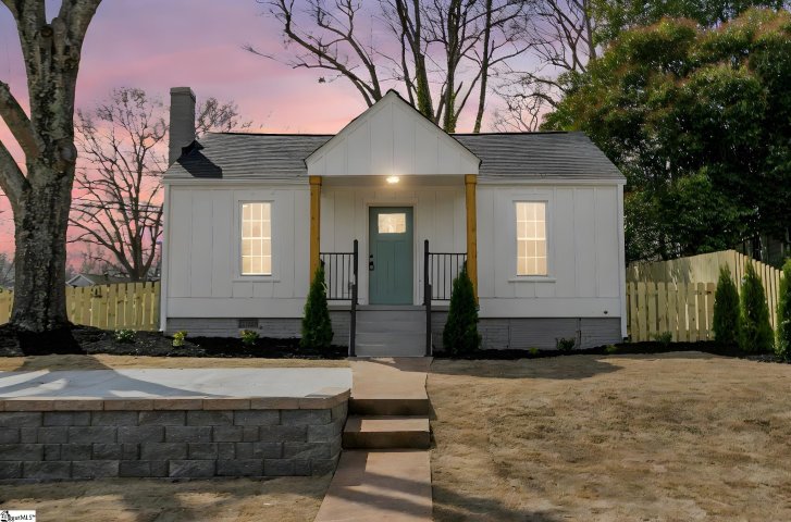 13 Hawthorne Lane pending home in Augusta Road, Greenville, SC