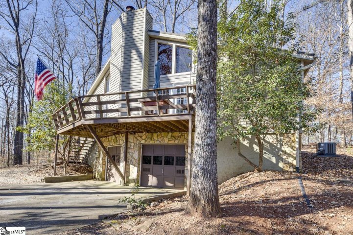 203 Snead Lane active home in Chickasaw Point, Westminster, SC