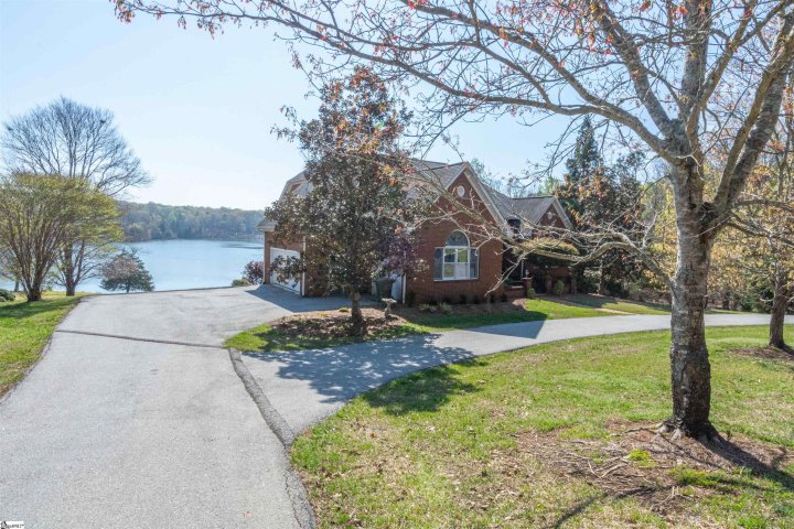 102 E Peninsula Drive active home in Lake Rabon Estates, Laurens, SC
