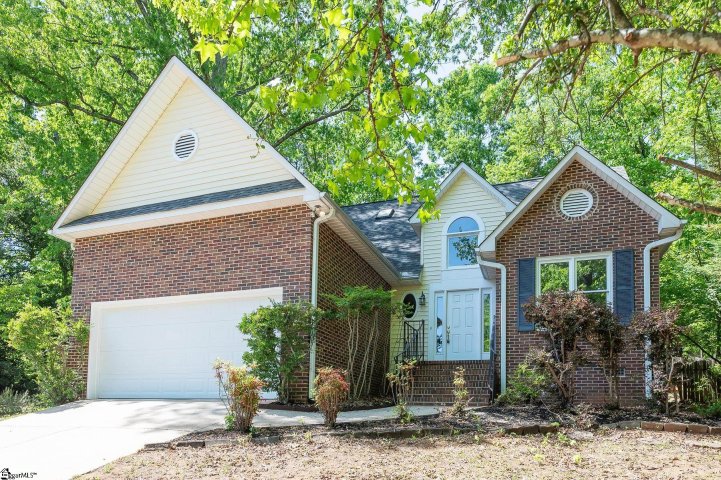 10 Fox Ridge Way active home in Pebble Creek, Taylors, SC