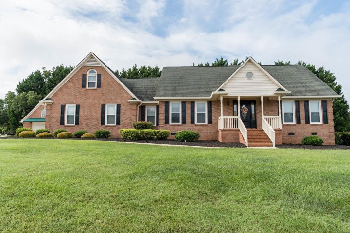 255 Mountain Range Road sold home in Farm Lake, Boiling Springs, SC