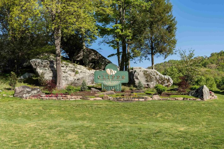 17 The Cliffs Parkway sold home in Cliffs Glassy, Landrum, SC