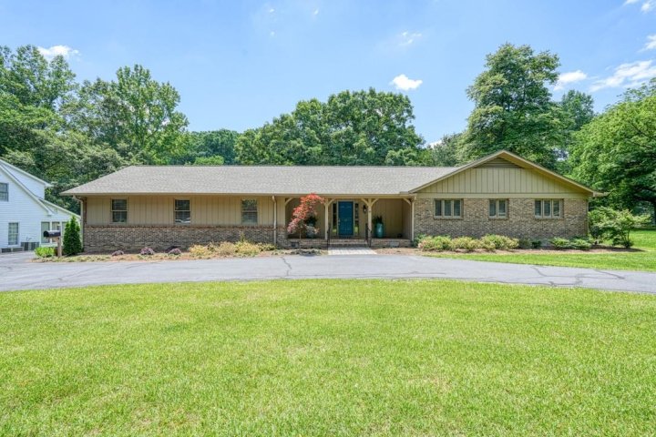 42 Lake Forest Drive sold home in Lakeforest Hills, Spartanburg, SC